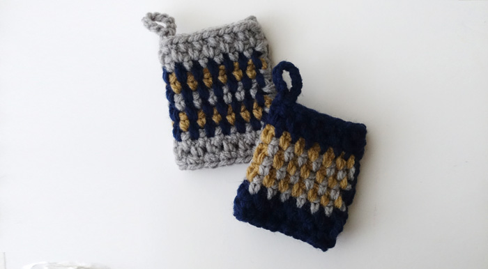 極太と並太のアクリルタワシを比較