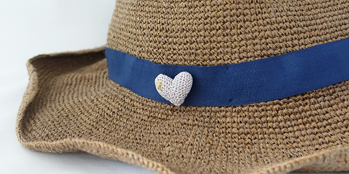 グレーのハートのブローチ