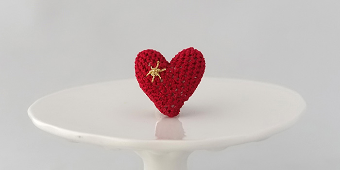 赤のハートのブローチ